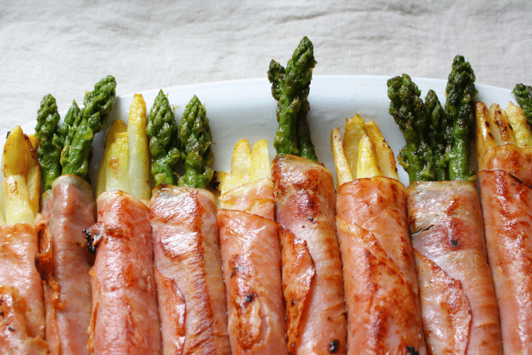 Gebratener weisser und grüner Spargel mit Schinken ummantelt, Nahaufnahme