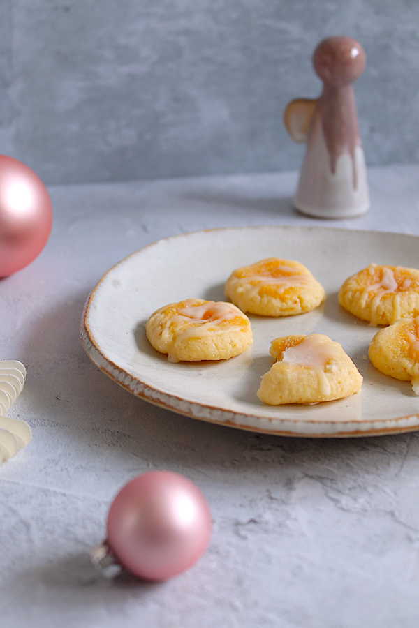 Zitronenküsse, auch Engelsaugen oder Lemon Curd Cookies im weihnachtlichen Setting