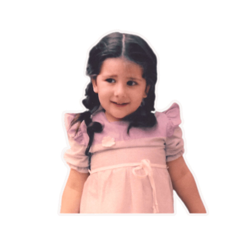 Petite fille avec des boucles