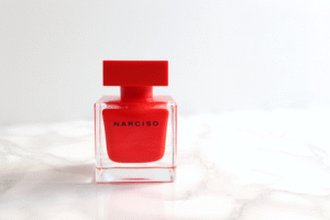 Parfum Narciso Rouge von Narciso Rodriguez auf einem Marmortisch in hellem Tageslicht