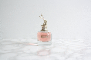 Parfum Scandal von Jean Paul Gaultier auf einem Marmortisch vor hellem Hintergrund