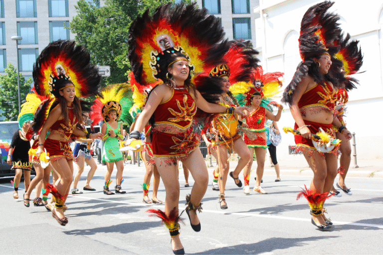 Frankfurter Museumsuferfest: Tänzer aus Bolivien in bunten Federkostümen