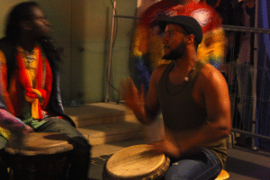 Frankfurter Museumsuferfest: Zwei Drummer spielen Trommeln bei Nacht