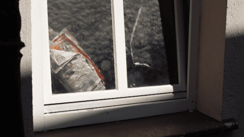 Zeitung durch eine Fensterscheibe von der Straße aus fotografiert