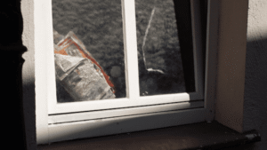 Zeitung durch eine Fensterscheibe von der Straße aus fotografiert