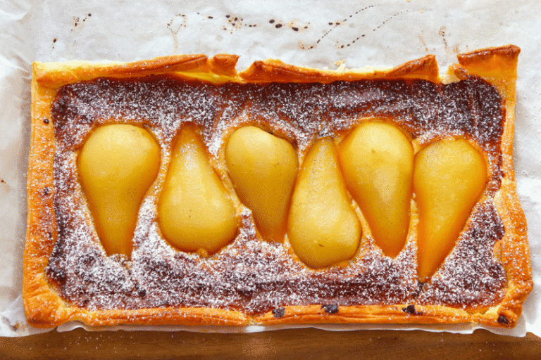 Birnenkuchen: Gebackene Birnen im Blätterteig