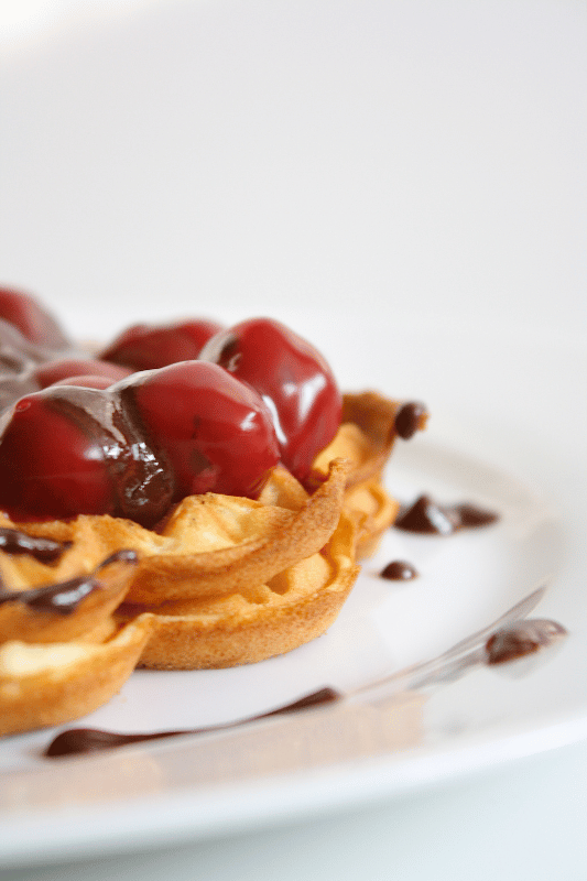 Waffeln mit heißen Kirschen und Schoko-Sauce (Nahaufnahme)