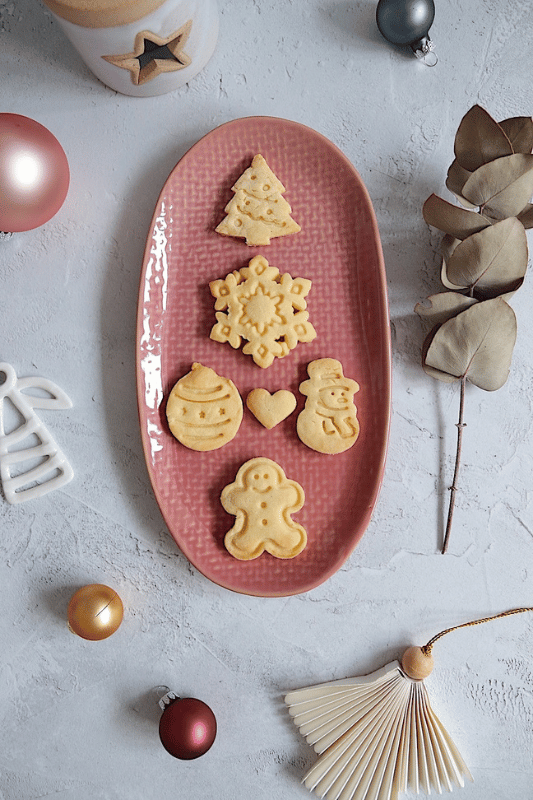 Weihnachtskekse: Butterkekse in verschiedenen Formen und Weihnachtsdeko