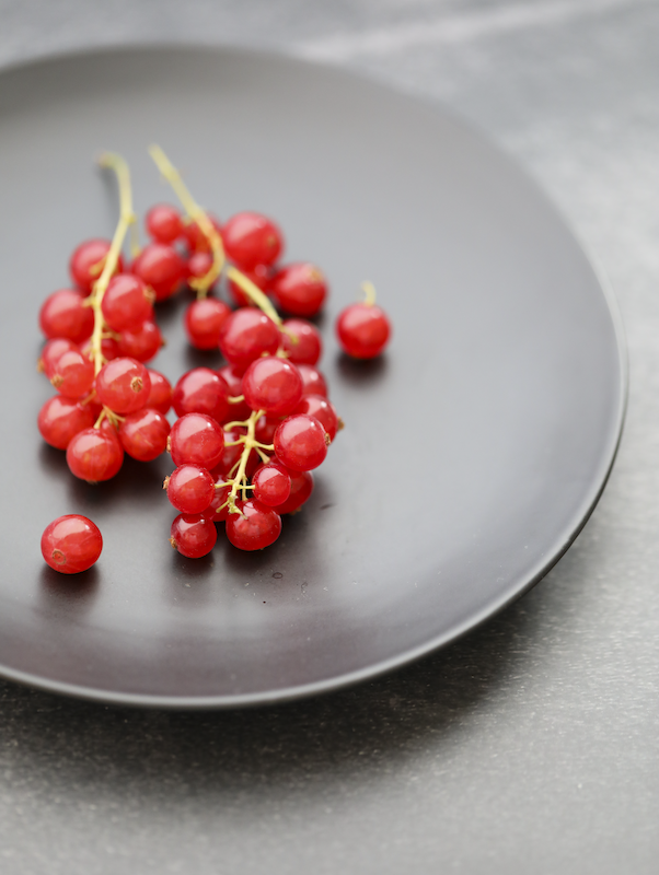 Food Photography - Rote Johannisbeeren auf schwarzem Teller