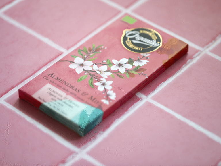 Product Photography - Tafel Schokolade mit Mandeln und Honig in rosaroter Verpackung
