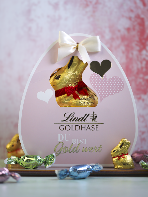 Product Photography - Lindt Goldhase Ostern-Set vor rosarotem Hintergrund