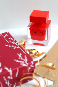Parfum Narciso Rouge von Narciso Rodriguez wird als Geschenk verpackt